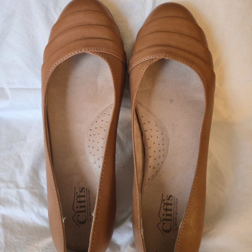 Cliffs by WHITE MOUNTAIN Light Brown Flats